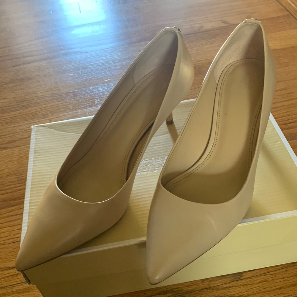 Michael By Michael Kors Flex Kitten Pump nude